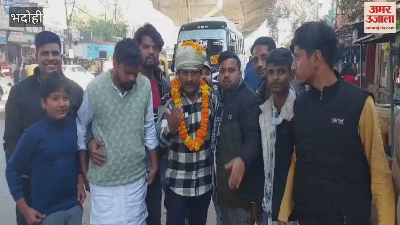 VIDEO : Pilgrims set out on foot to Ajmer welcomed in Bhadohi