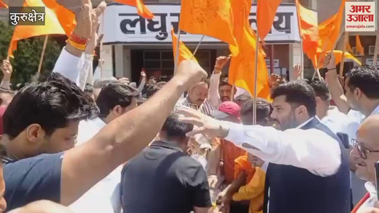 VIDEO : VHP workers protested and burnt effigies against the SP MP's remarks in Kurukshetra