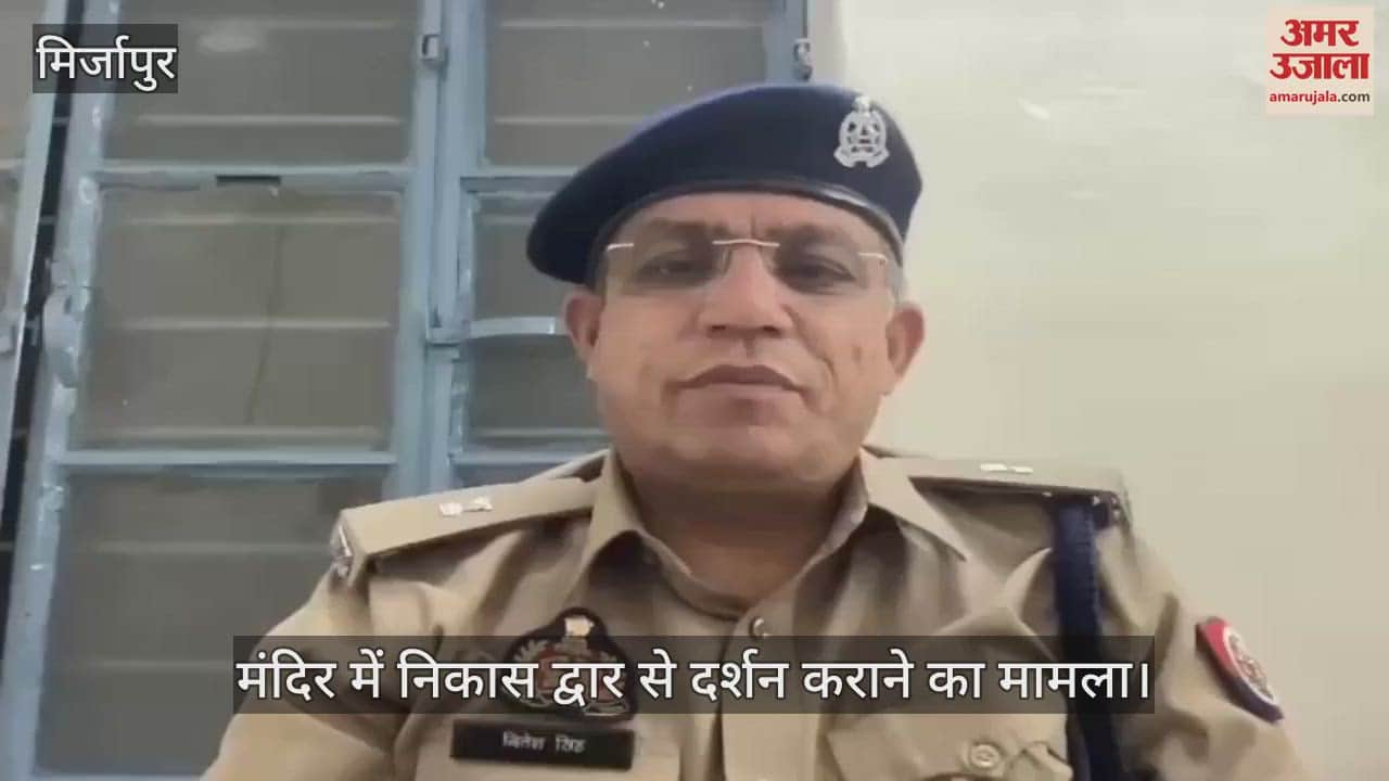 VIDEO : Policemen warned in case of offering darshan from exit gate in Vindhyachal temple of Mirzapur