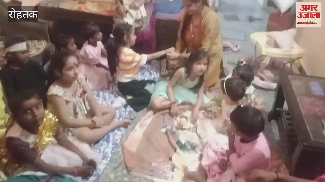 VIDEO : In Rohtak, devotees broke their fast by worshipping girls