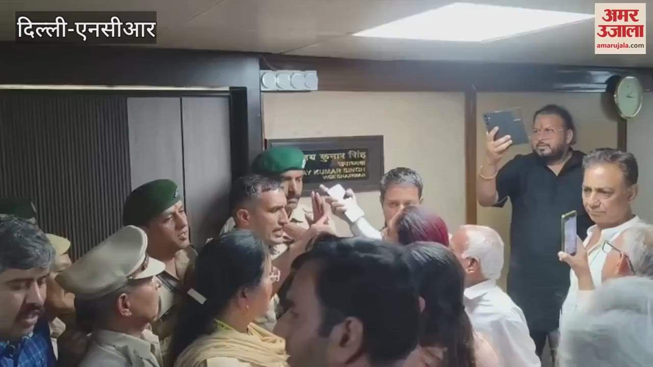 VIDEO : 250 residents of Mukherjee Nagar Signature View Apartment surrounded DDA VC office