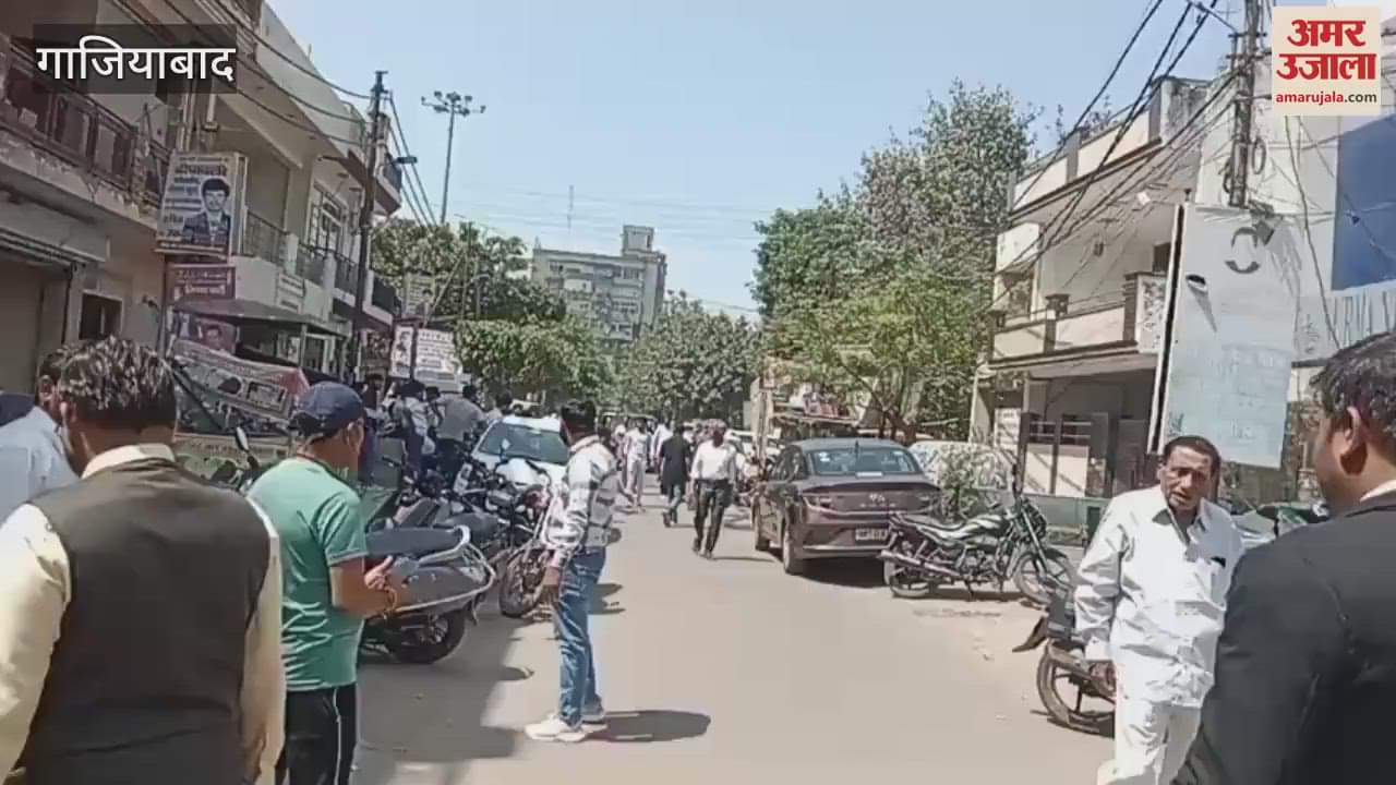 VIDEO : BJP workers burnt effigy of MP Ramjilal Suman at SP office In Ghaziabad