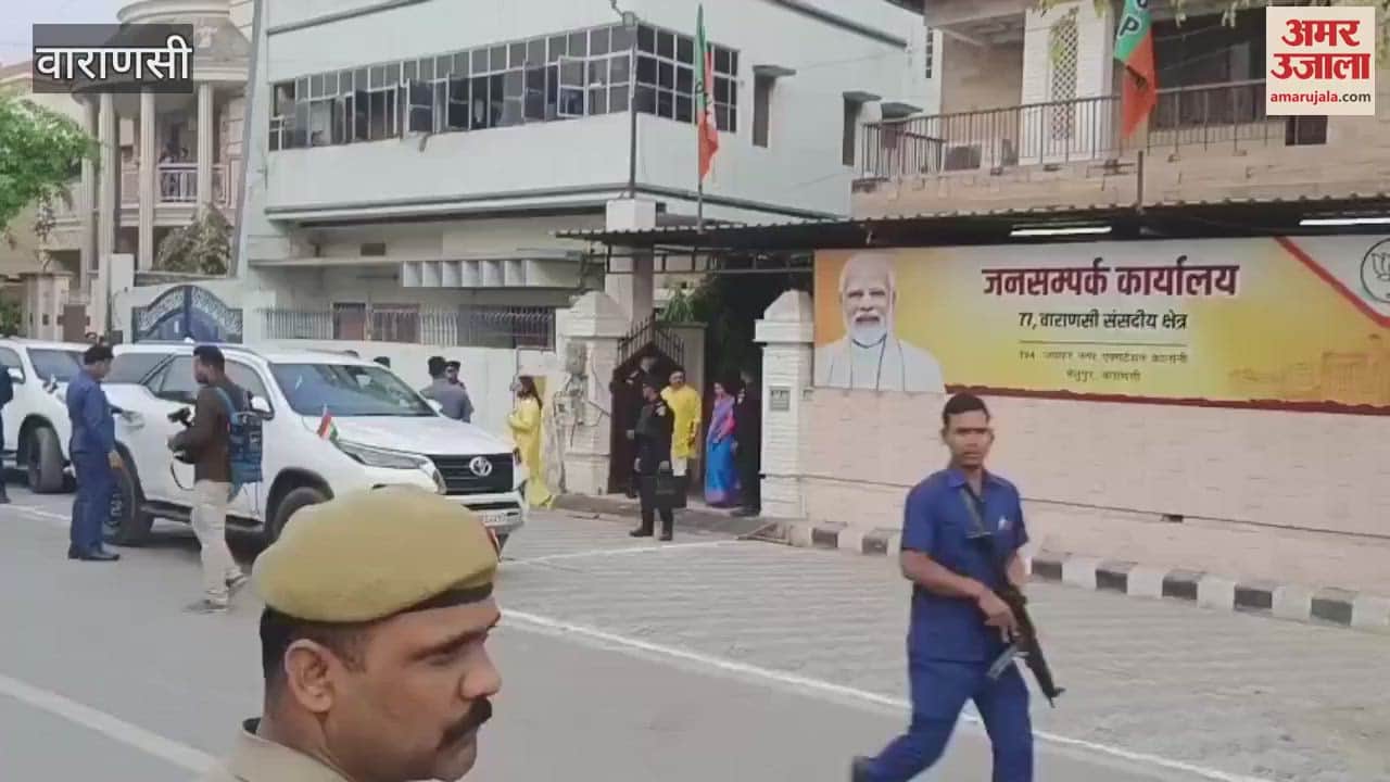 VIDEO : CM Yogi suddenly reached PMO listened to complaints of people took application form with him