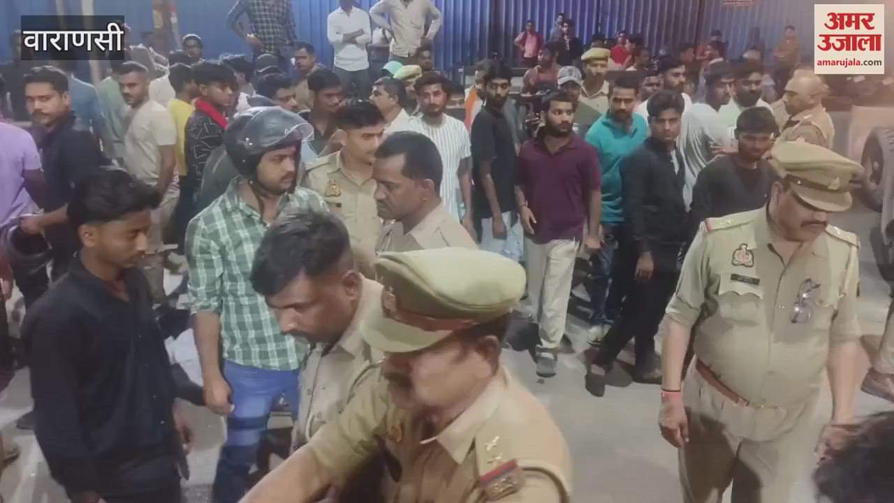 VIDEO : vehicle broke barricading and collided with the divider in varanasi