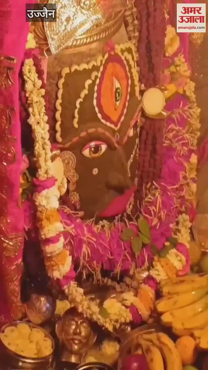 Chaitra Navratri, Baba Mahakal gave darshan Ardhanarishwar during the Bhasma Aarti today