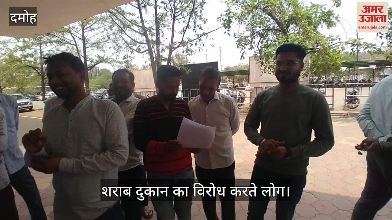 People protesting against the liquor shop
