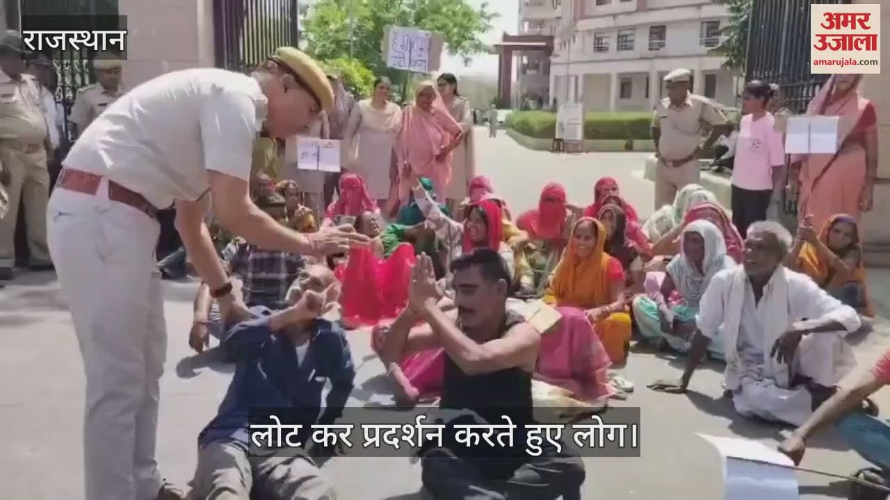 Alwar News Women took to streets demanding water protested by rolling on mini secretariat gate