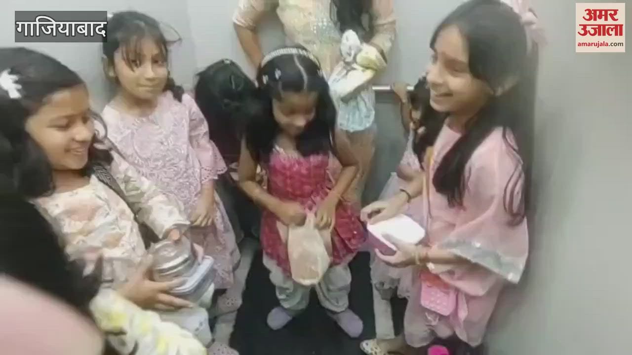 VIDEO : Six girls going to eat Kanjak in Indirapuram got stuck in the lift