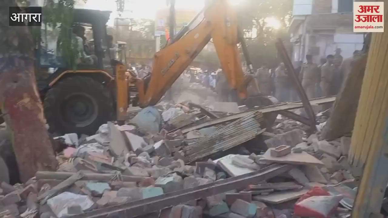 VIDEO : roof of house and shop collapsed many people trapped
