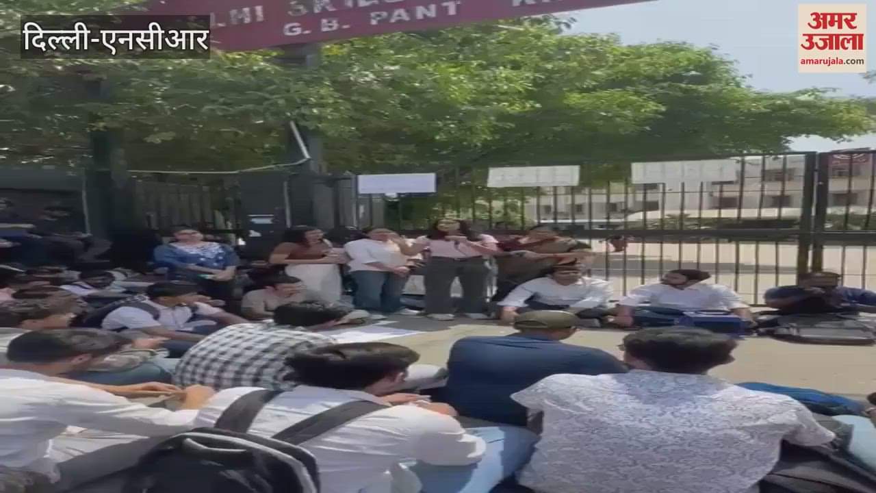 VIDEO : Students dharna under Akhil Bharatiya Vidyarthi Parishad against fee hike in DSEU