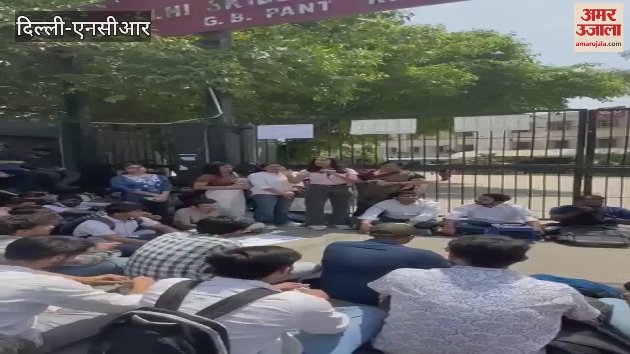VIDEO : Students dharna under Akhil Bharatiya Vidyarthi Parishad against fee hike in DSEU