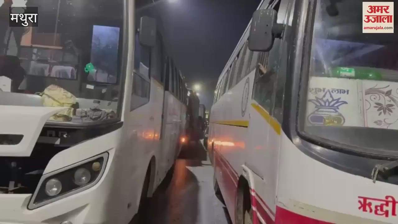 VIDEO : trolley full of straw overturned on highway vehicles queued up