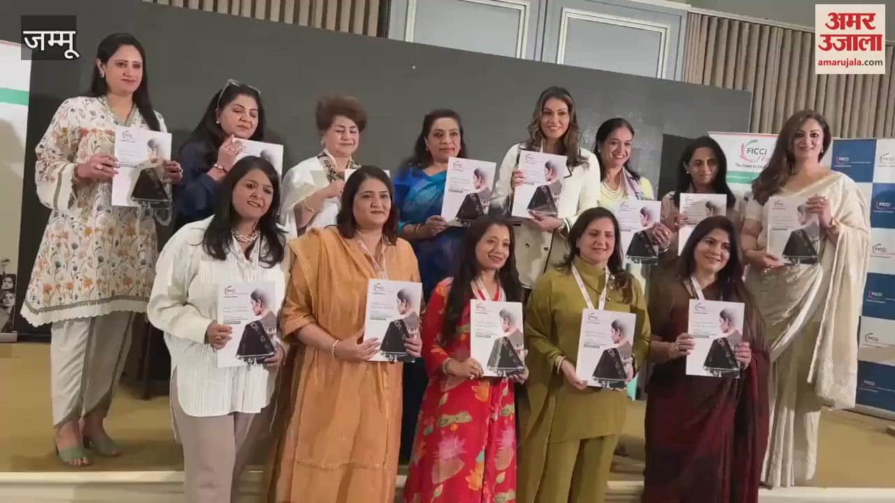VIDEO : Isha Koppikar emphasized the role of women in politics at FICCI FLO JKL event