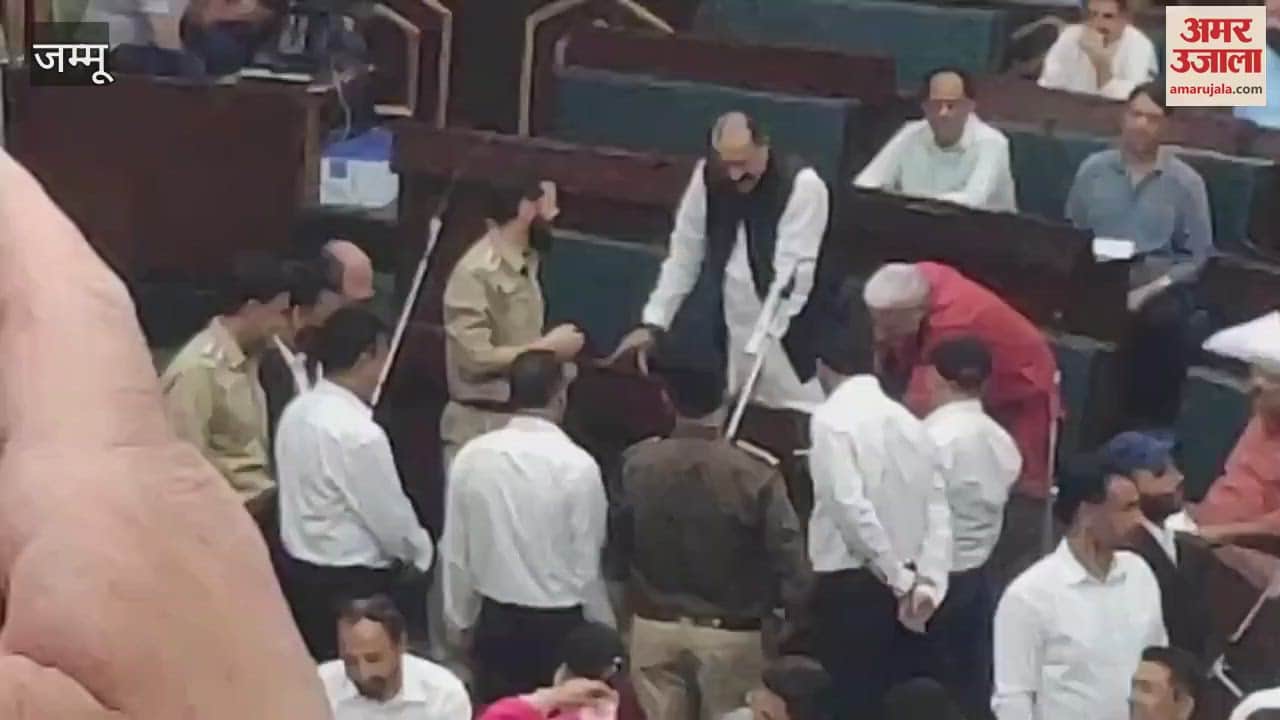 VIDEO : Rajiv Jarotian and Pawan Gupta sit on dharna in front of the speaker