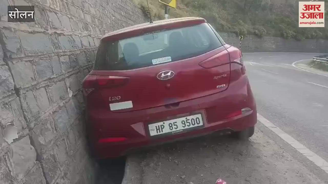 VIDEO : Car collided with a pole on Barog bypass