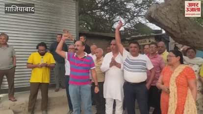 VIDEO : Opposition to liquor shop opened on green belt in Ghaziabad s Vasundhara Sector 2C