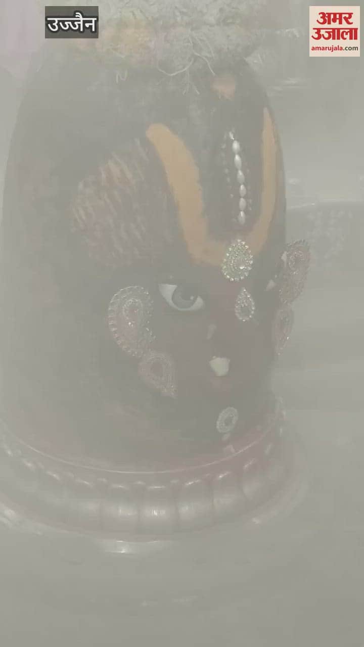 occasion of Pradosh and Wednesday, Baba Mahakal appeared Shri Ganesh and wore a garland of roses