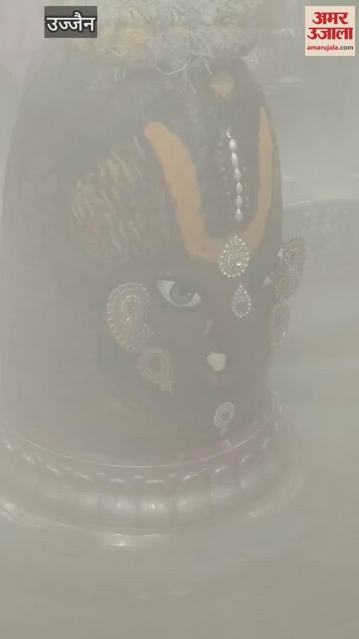 occasion of Pradosh and Wednesday, Baba Mahakal appeared Shri Ganesh and wore a garland of roses