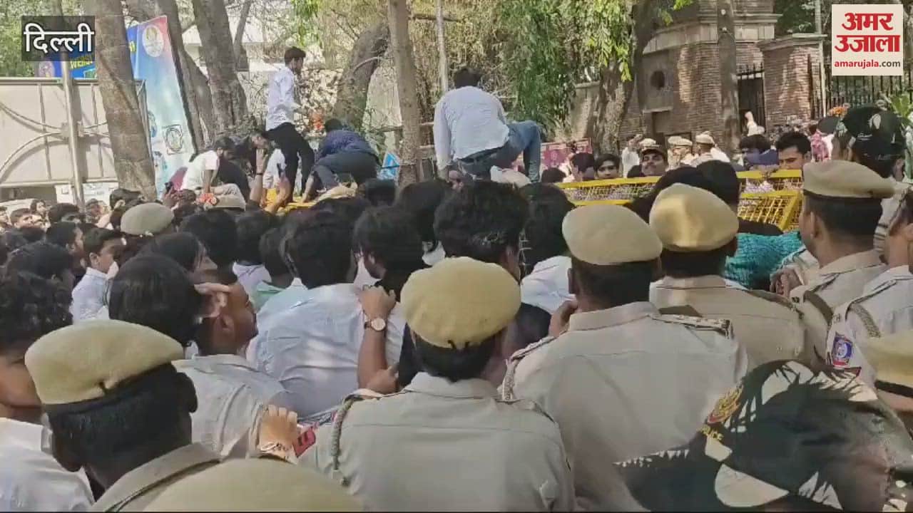 VIDEO : Students of Akhil Bharatiya Vidyarthi Parishad protesting at the Faculty of Arts against the Delhi University administration