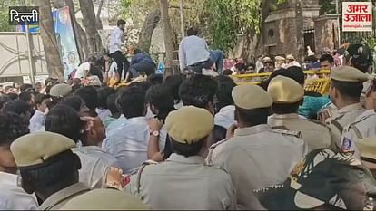 VIDEO : Students of Akhil Bharatiya Vidyarthi Parishad protesting at the Faculty of Arts against the Delhi University administration VIDEO : Students of Akhil Bharatiya Vidyarthi Parishad protesting at the Faculty of Arts against the Delhi University administration