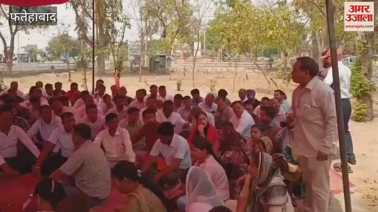 VIDEO : Employees protest vigorously at the Deputy Commissioner's office in Fatehabad, demanding reinstatement of employees removed from HKRN