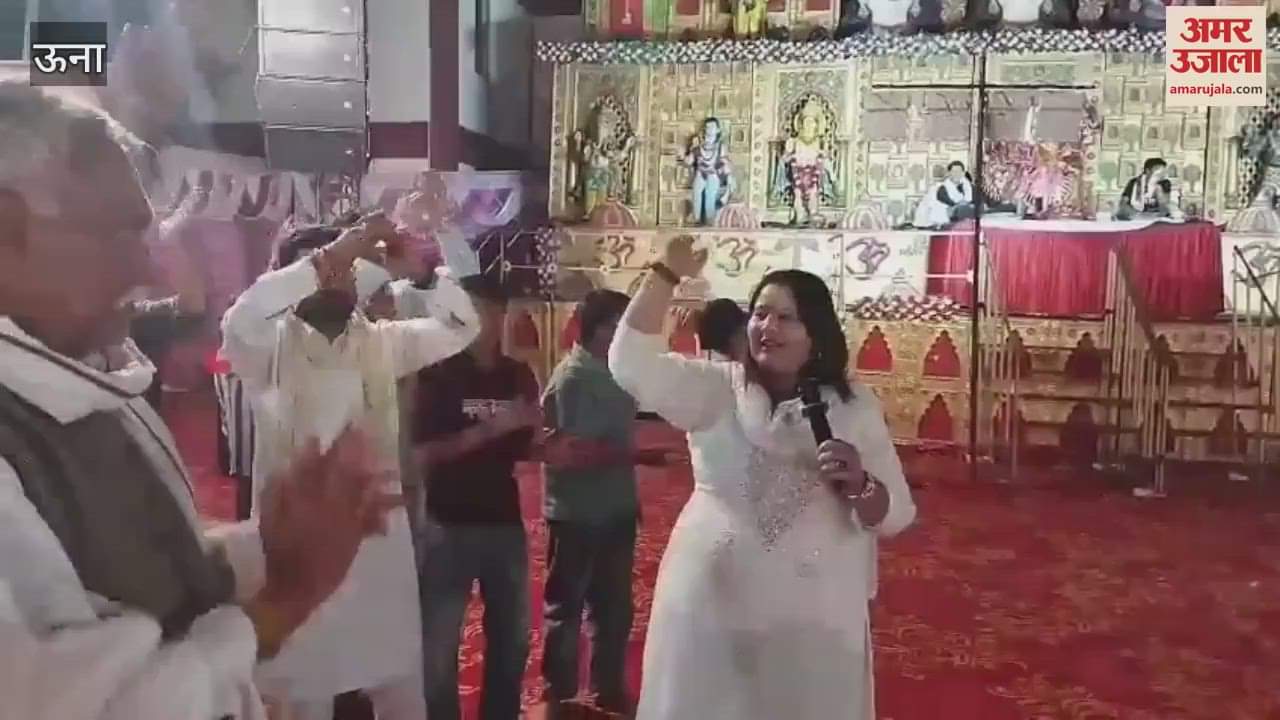 VIDEO : Devotees of the mata danced to the bhajans sung by Ludhiana singer Bharti Sharma