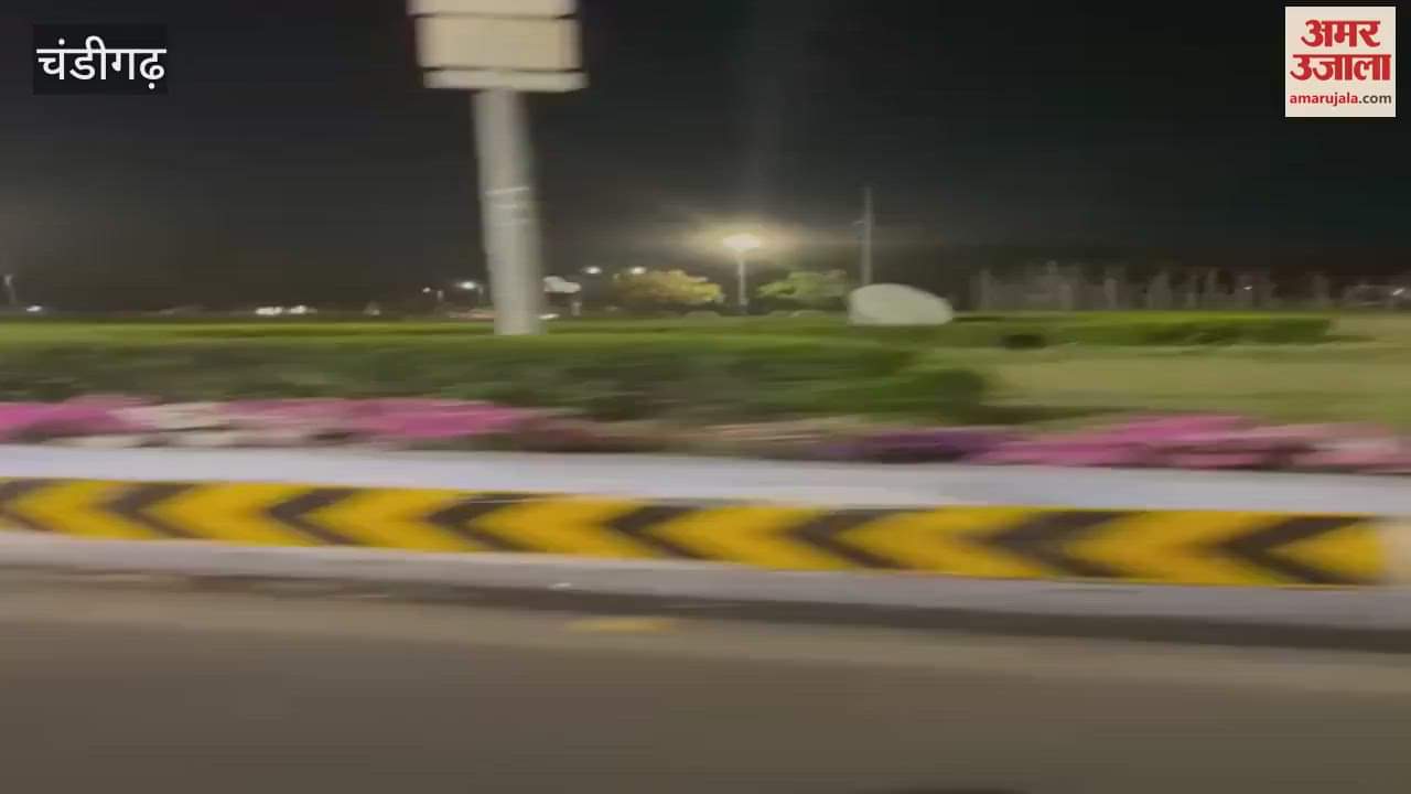 VIDEO : तेज रफ्तार मर्सिडीज मटका चौक को तोड़ते हुए ऊपर चढ़ी