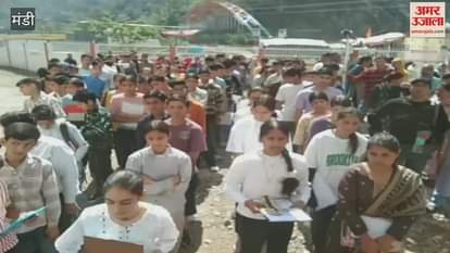 VIDEO : There is a school in Dharampur where children are given free education