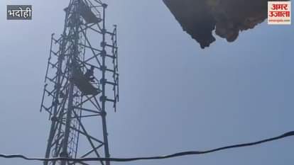 VIDEO : Three youths climbed tower for five hours in bhadohi expressed anger over water drainage