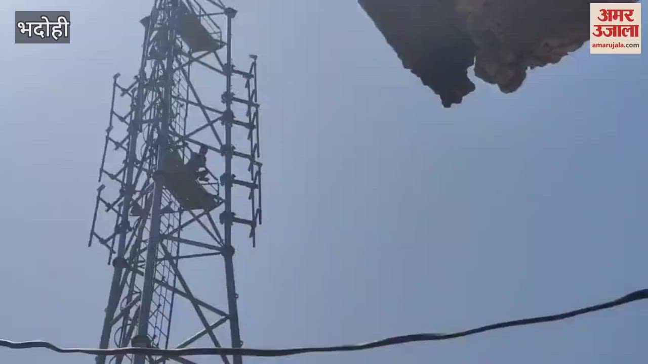 VIDEO : Three youths climbed tower for five hours in bhadohi expressed anger over water drainage