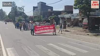 VIDEO : The affected people of Dehradun Paonta four lane took out a funeral procession in Bhuppur