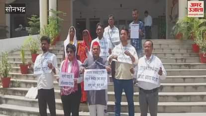 VIDEO : SP workers chained themselves and said plight of parents in private schools