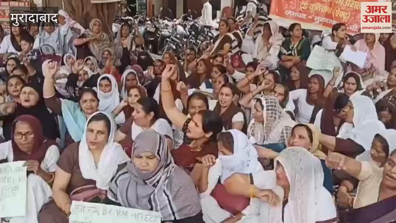 VIDEO : Asha workers sit on strike in Moradabad, accuse coordinator of misbehavior