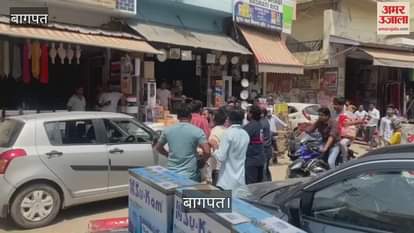 VIDEO : Afterchaat war in Baghpat, broom war goes viral, people showered brooms in the middle of the market