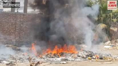 VIDEO : heap of garbage is burning in Sahibabad
