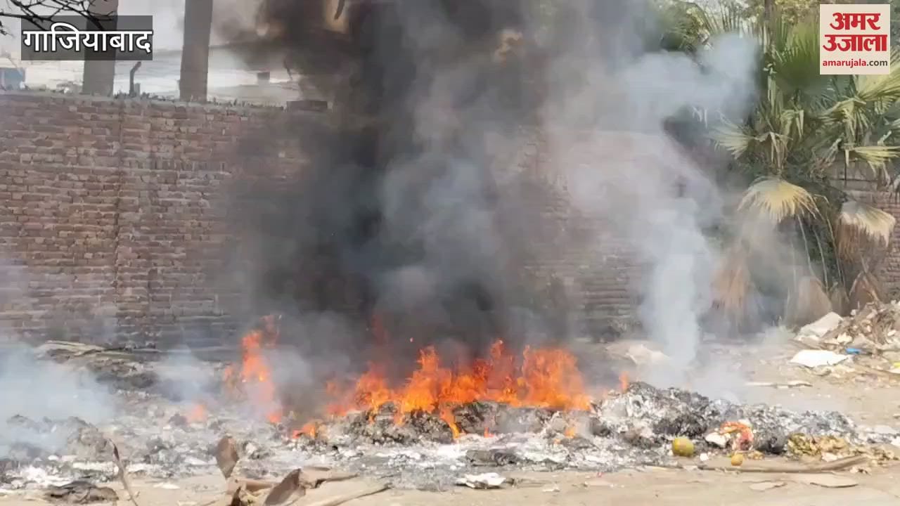 VIDEO : heap of garbage is burning in Sahibabad