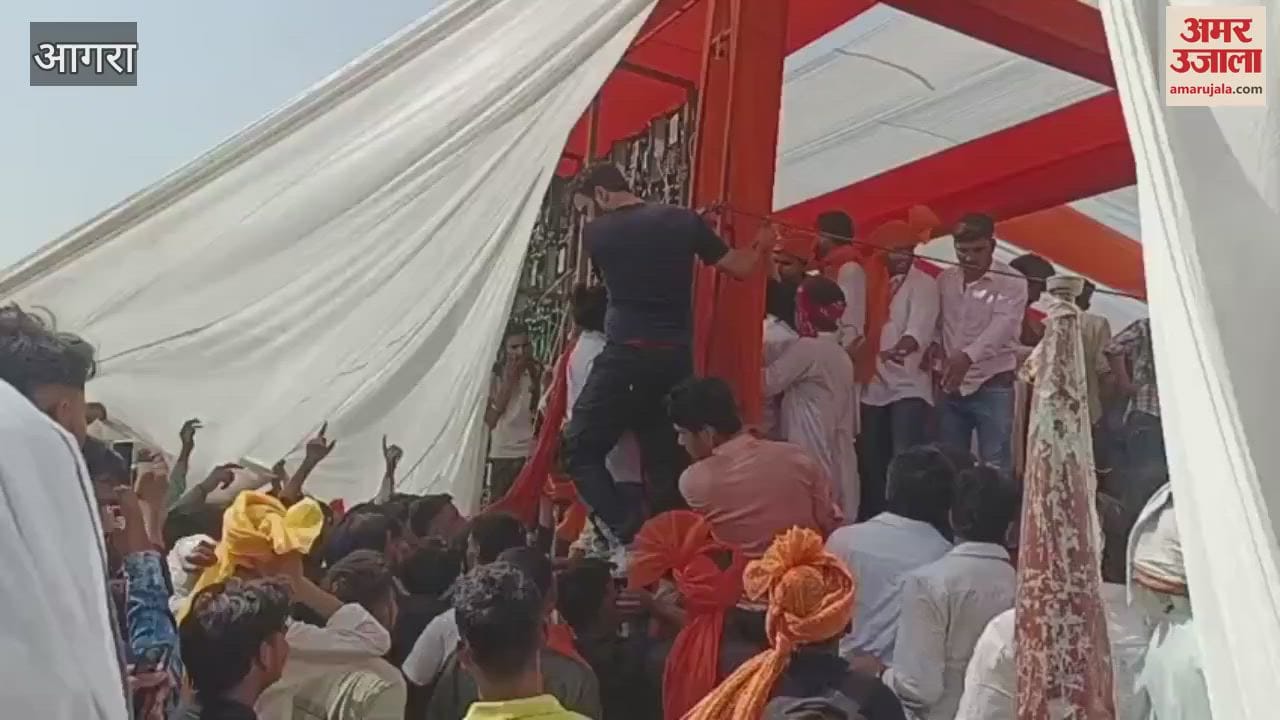 VIDEO : Rakt swabhiman sammelan jostling to climb stage