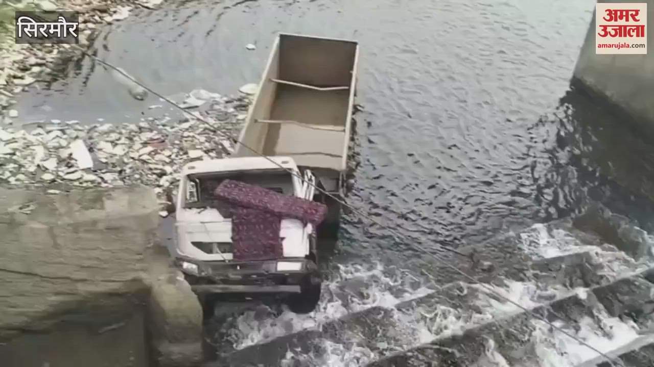 VIDEO : A truck broke the railing on Dehradun-Chandigarh NH and fell into the river from Bata Bridge