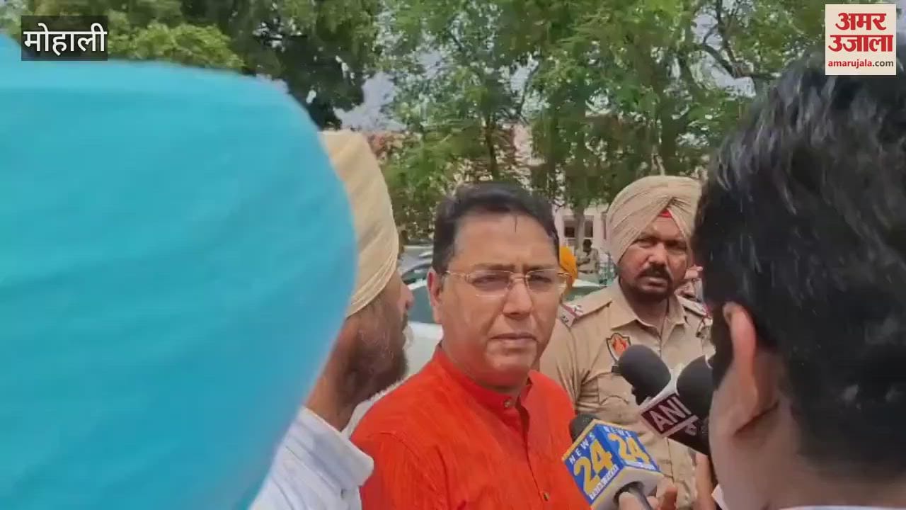 Aam Aadmi Party protests in Mohali against Pratap Bajwa's statement