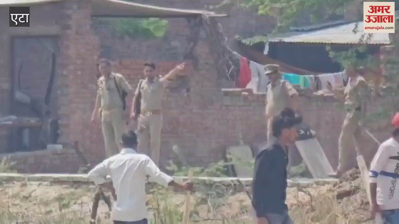 Live video of stone pelting in Jalesar