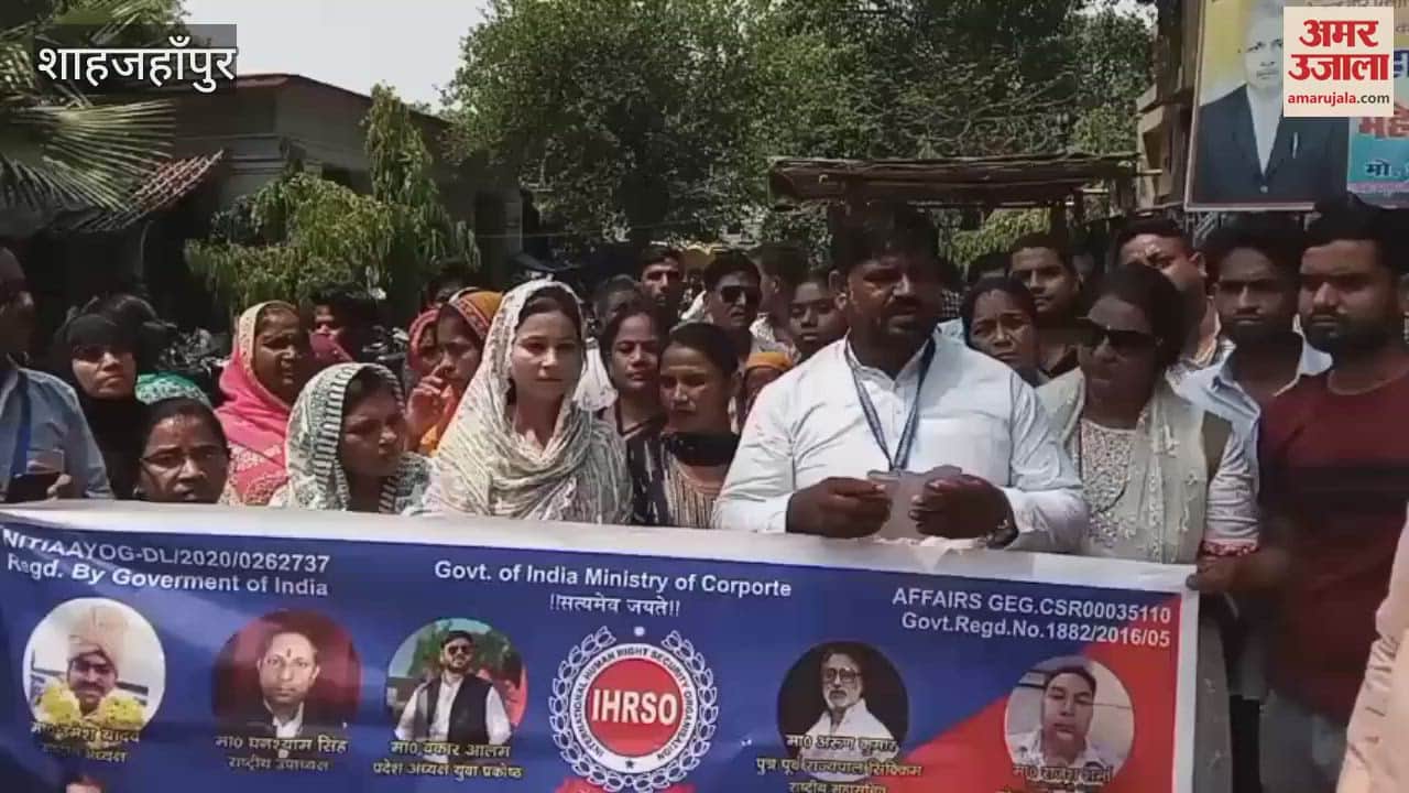 , villagers accused the ration dealer of not giving ration in shahjahanpur