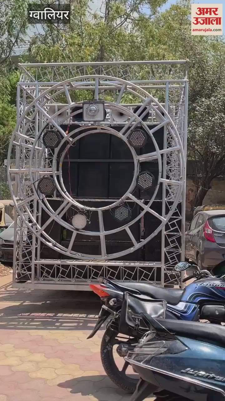 police stopped bride who going out with DJ playing, the baraatis sit in the police station