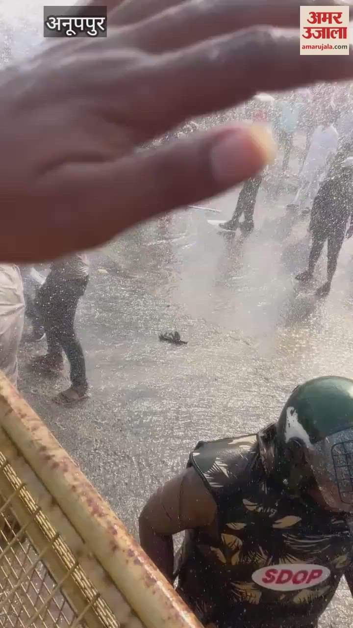 Youth Congress staged a Halla Bol protest, arrested for using water cannon