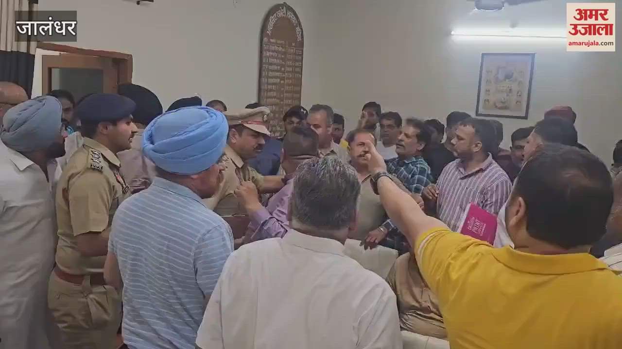 In Jalandhar, the commission agents clashed with the contractor in the office of the market committee chairman