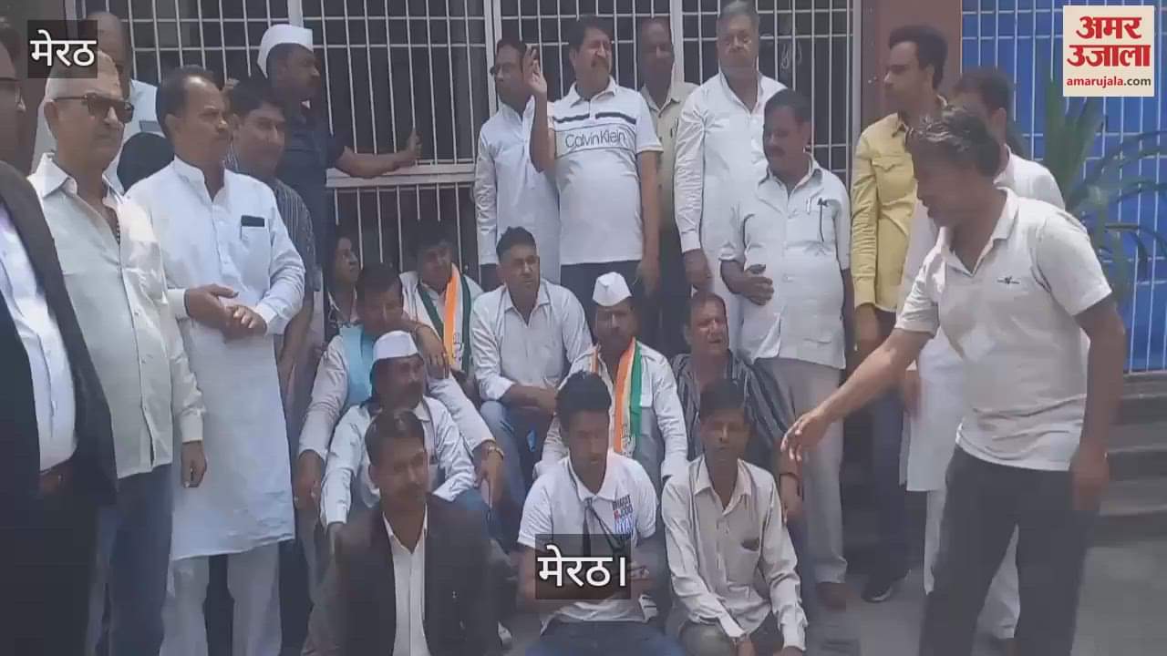 Farmers meeting was held in Vikas Bhavan in Meerut, farmers arrived with placards in their hands