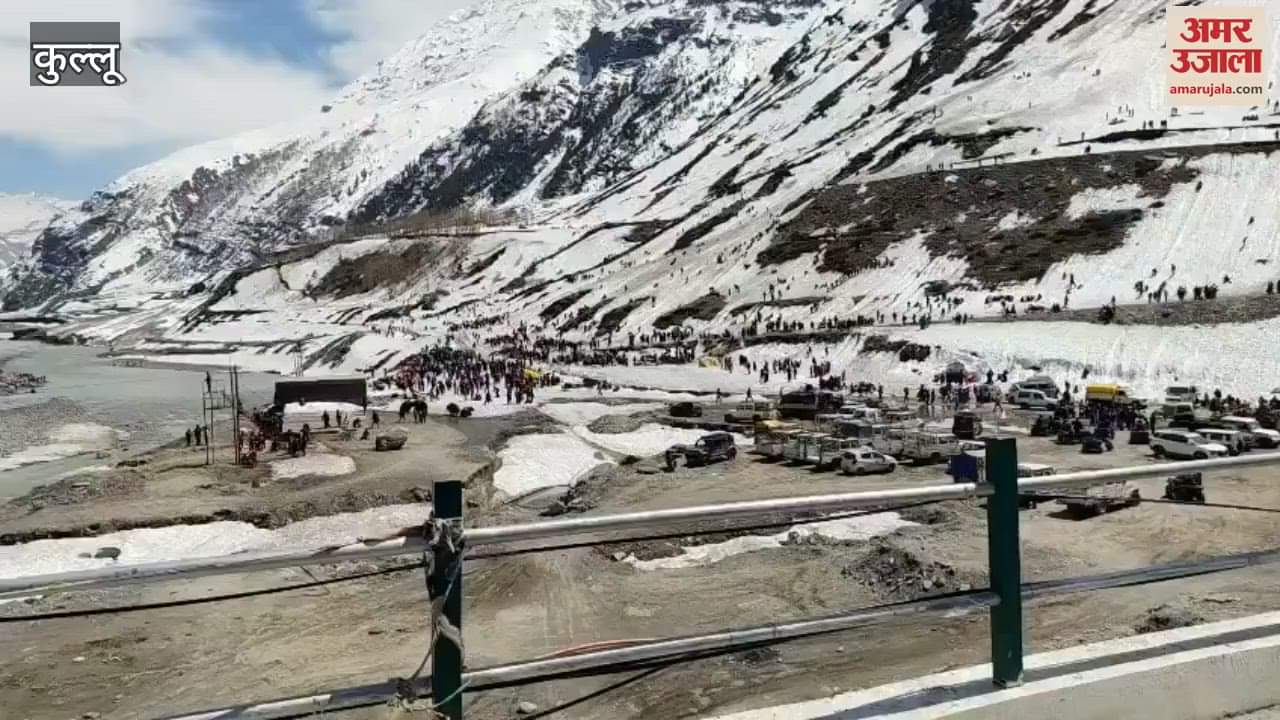 Huge crowd of tourists gathered on both sides of the North Portal of Atal Tunnel Rohtang