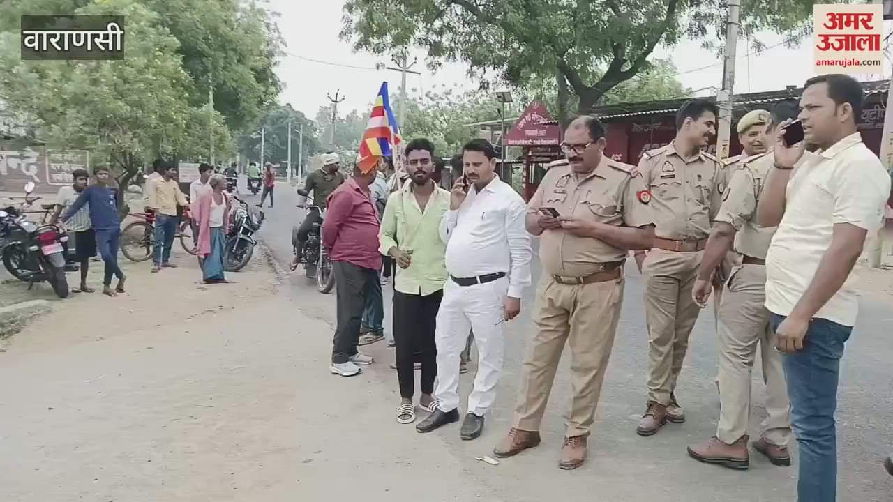 VIDEO : poster of Ambedkar was torn in varanasi Police arrived to convince villagers