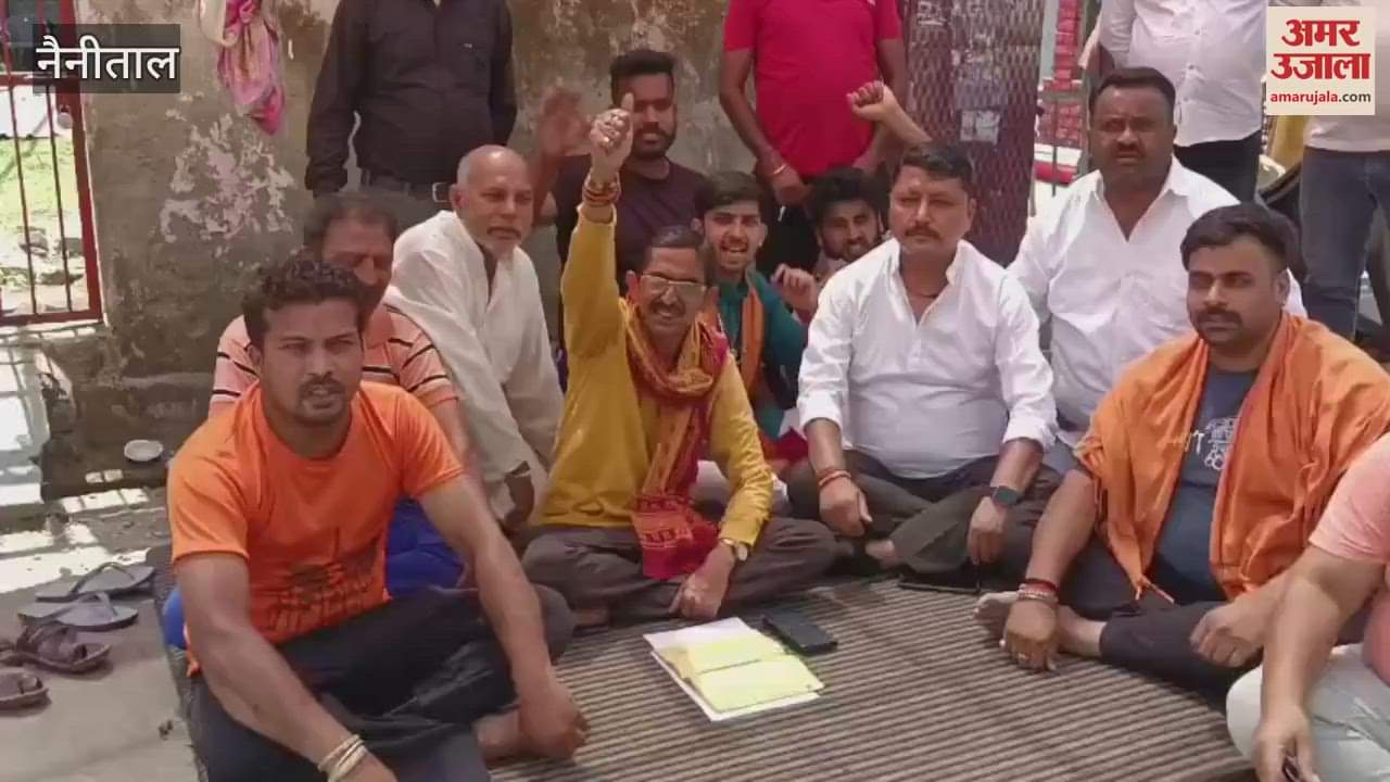 VIDEO : मंदिर में मांस का टुकड़ा फेंकने से तनाव, गुस्साए लोगों ने मंदिर के बाहर धरना प्रदर्शन किया