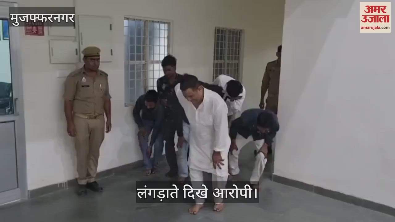 VIDEO : In Muzaffarnagar, a girl's burqa was pulled off in public for talking to a Hindu youth, the accused was arrested, he was seen limping