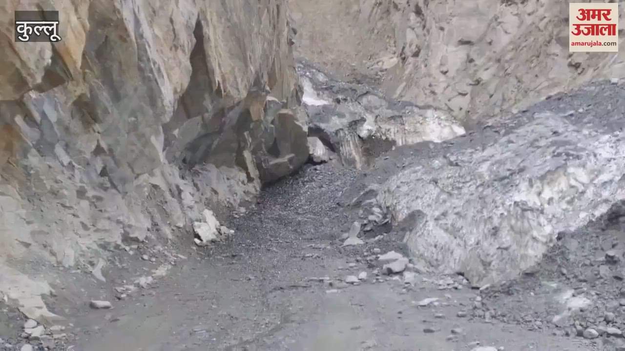 VIDEO : Udaipur-Kilad Pangi road blocked by landslide